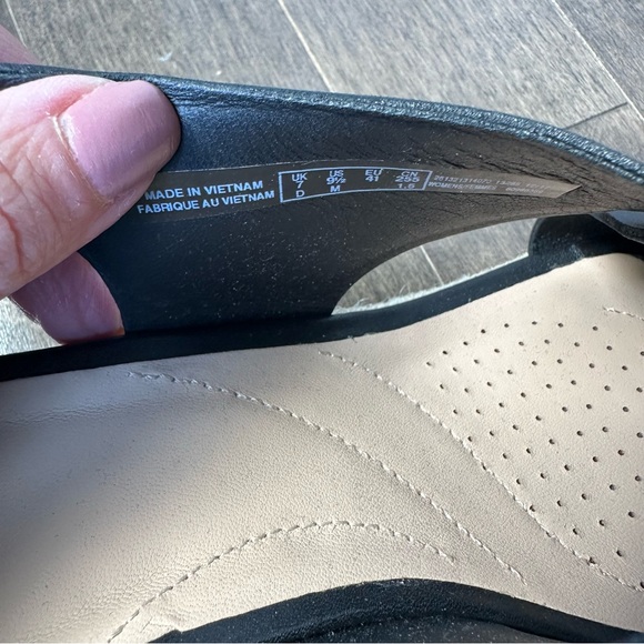 Clark's Artisan Women's Wedge Sandal Black Leather Rubber Sole Size 9.5 - Picture 5 of 9